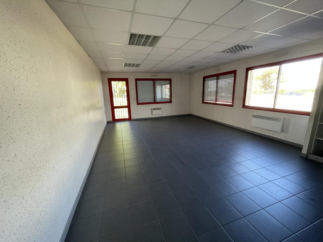 Local d'activité Vern-sur-Seiche 572m² Location local d'activité Vern-sur-Seiche Ille-et-Vilaine OLACT2313511 1